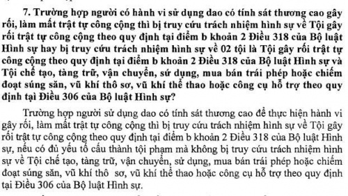 Dùng dao có tính sát thương cao gây rối trật tự công cộng có bị xử lý thêm về tội vũ khí?